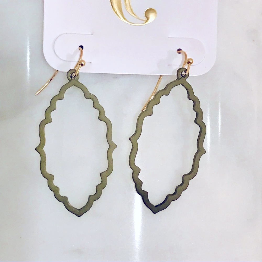Moorish style open form green dangling earrings. NWT. In pristine condition